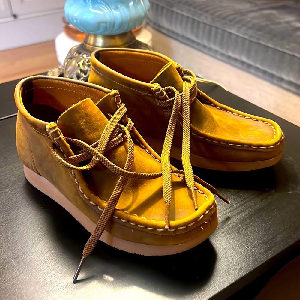 Clark’s brown boys Wallabees size 1.5W shoes - suede